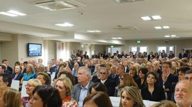 A sinistra Pieroni Littara e Bertini durante la cerimonia all’Abitalia Sopra la platea e a destra le autorità presenti
