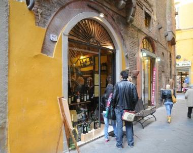 Un negozio di vicinato nel centro storico (foto di archivio) 