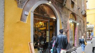 Un negozio di vicinato nel centro storico (foto di archivio)