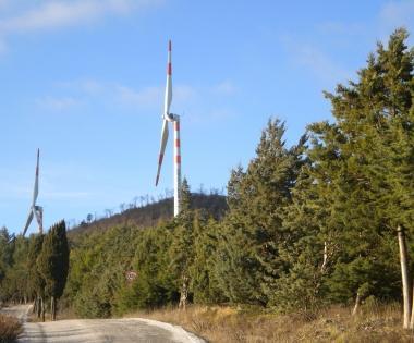 Una delle pale eoliche del parco di Montecatini   
