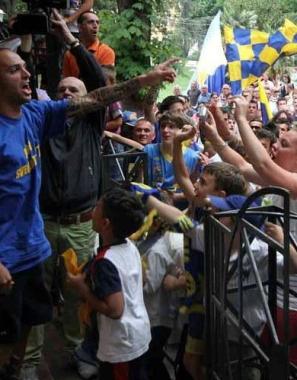 La gioia dei tifosi alla festa della Carrarese  