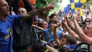 La gioia dei tifosi alla festa della Carrarese