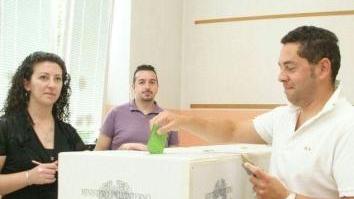 Un elettore al voto per il referendum