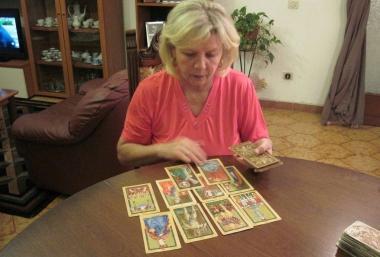 La sensitiva Imma Brescia con davanti i tarocchi nel salotto della sua abitazione a Ponsacco  