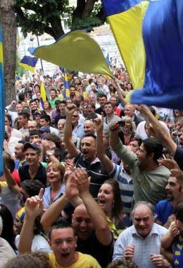 I tifosi azzurri in delirio alla festa e, al centro il sindaco e Alberto Ricciardi 