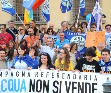 Tre immagini della festa spontanea dei referendari ieri pomeriggio in piazza Duomo  