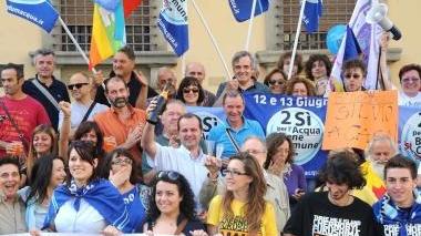 Tre immagini della festa spontanea dei referendari ieri pomeriggio in piazza Duomo
