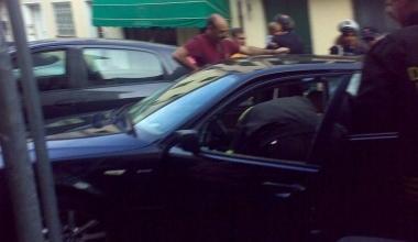 L'auto si chiude da sola, neonata resta bloccata all'interno