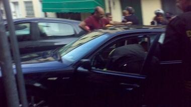 L'auto si chiude da sola, neonata resta bloccata all'interno