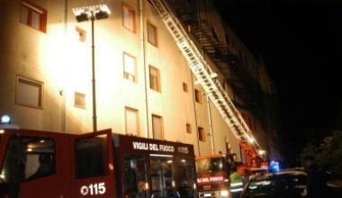 I vigili del fuoco al lavoro per spegnere le fiamme