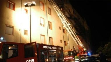 I vigili del fuoco al lavoro per spegnere le fiamme