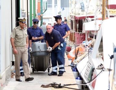 Il recupero del corpo di Filippo Gibellini, il giovane trovato morto sabato nelle acque del porto 