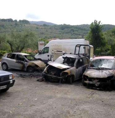 Le auto distrutte dal rogo 