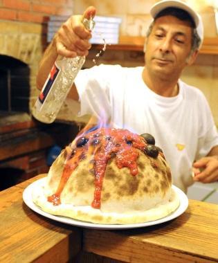 Giuseppe d&agrave; lultimo tocco alla pizza Vulcano 