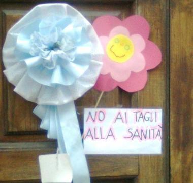 Coccarde e cartelli alle porte contro la chiusura del punto nascita