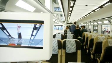 Uno dei tanti schermi dislocati nelle carrozze del treno
