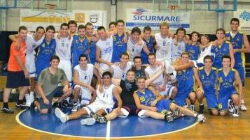 <b>VIA CECCONI. </b>Il gruppone dopo il derby