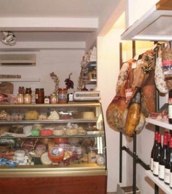Un negozio di alimentari del centro storico (Vip) 