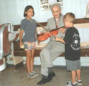 Carlo Giromella con il suo violino 