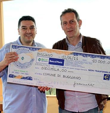Giacomelli (a sinistra) consegna lassegno al sindaco di Buggiano Bettarini 