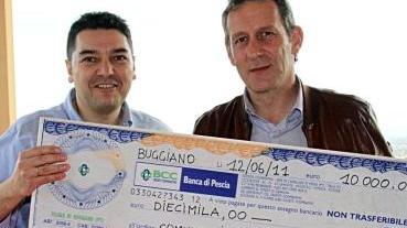 Giacomelli (a sinistra) consegna l’assegno al sindaco di Buggiano Bettarini