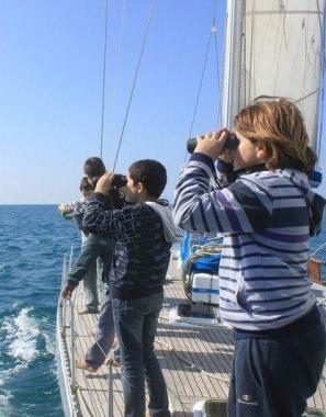 I piccoli velisti di IsolaMondo durante la traversata per la Corsica   