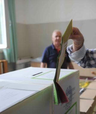 Lurna con le schede su cui apporre il voto per il referendum svoltosi domenica e luned&igrave; scorsi 