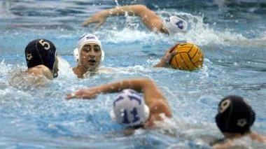 Un’azione di gioco nella piscina di via Roma