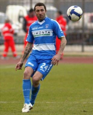 Antonio Busc&eacute; in azione in una delle tante partite disputate con la maglia dellEmpoli 