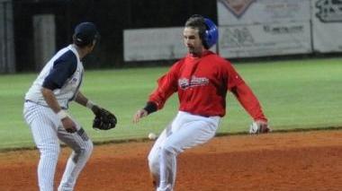 <b>BANDIERA</b>. Andrea Grilli corre verso la terza base