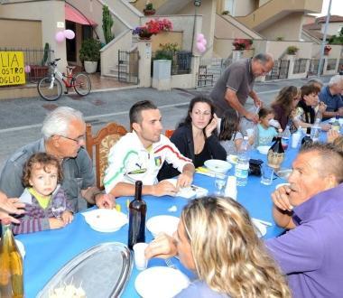Due momenti della cena organizzata per festeggiare Elia Favilli reduce dal Giro dItalia 