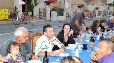Due momenti della cena organizzata per festeggiare Elia Favilli reduce dal Giro d’Italia