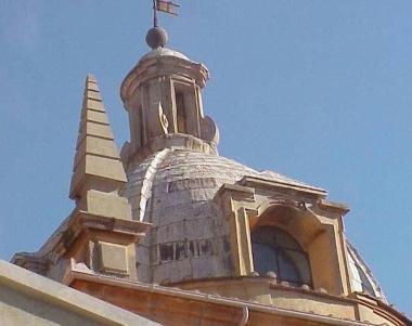 <b>LE VETRATE.</b> Infrante dalle pallonate dei ragazzini 