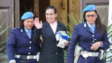 Mamma Ebe all’uscita del tribunale di piazza del Duomo