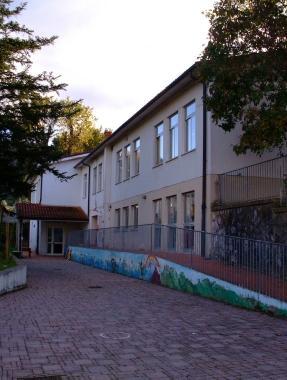 La scuola elementare della frazione di Massa Macinaia (Vip)  