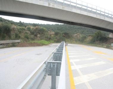 La variante termina contro la collina: da qui dovrebbe partire la galleria 