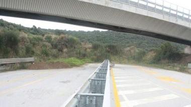 La variante termina contro la collina: da qui dovrebbe partire la galleria