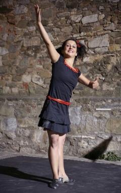 Chiara Bagni impegnata in un’acrobazia al trapezio, durante uno spettacolo coreografico e insieme al compagno Pierre Le Goullac e alla collega Anhalou Serre