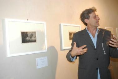 Un momento dellanteprima e una delle opere esposte   