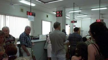 L’assessore Valter Nebbiai e il sindaco Alendro Cosimi A destra alcuni cittadini in coda all’ufficio tributi del Comune