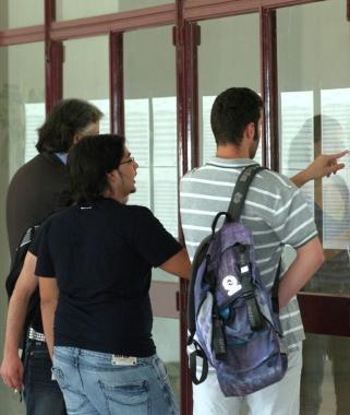 Studenti davanti ai tabelloni  