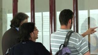 Studenti davanti ai tabelloni