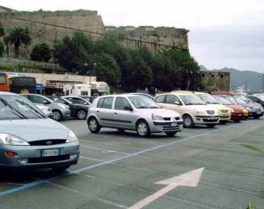 Il parcheggio dellAlto Fondale torna da oggi a pagamento: 80 centesimi lora per le auto, 4 euro per i bus turistici   