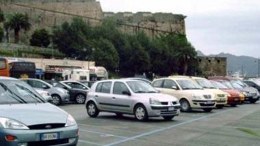 Il parcheggio dell’Alto Fondale torna da oggi a pagamento: 80 centesimi l’ora per le auto, 4 euro per i bus turistici
