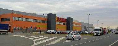 Il magazzino al centro dellinchiesta; sotto durante la costruzione 