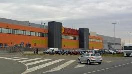 Il magazzino al centro dell’inchiesta; sotto durante la costruzione