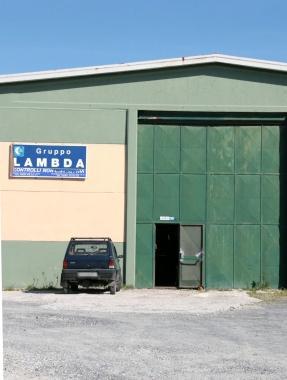 L’ingresso del capannone in via Guido Rossa occupato dalla Lambda