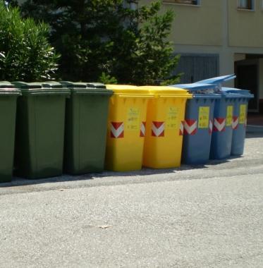 <b>PORTA A PORTA </b>Bidoni per la differenziata 