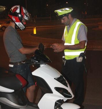 Un vigile impegnato in un controllo