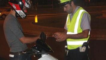 Un vigile impegnato in un controllo